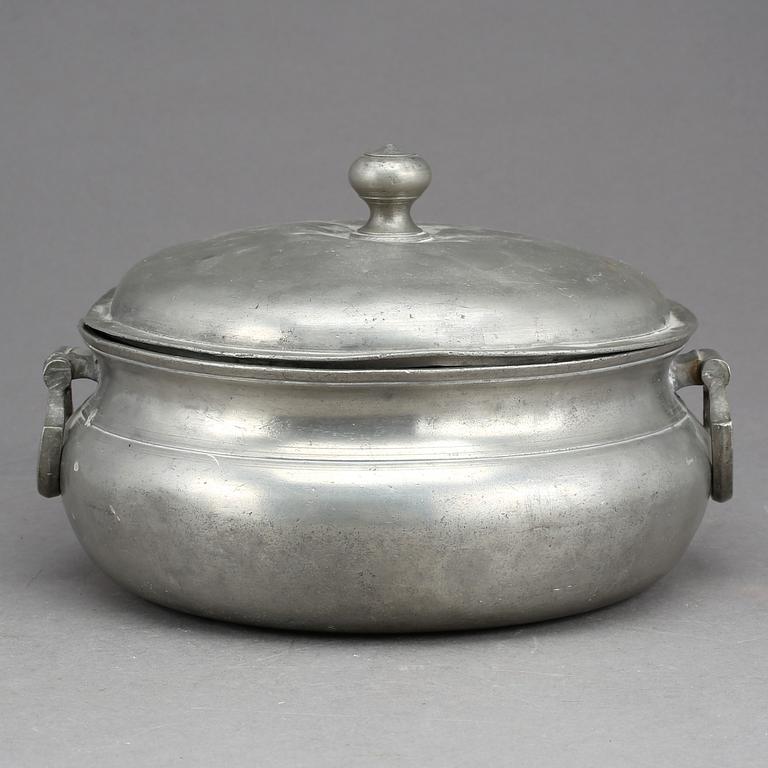 GRÖTSKÅL MED LOCK, tenn. Pehr Johan Mattsson, Mariestad, otydlig årsstämpel, troligen 1823.