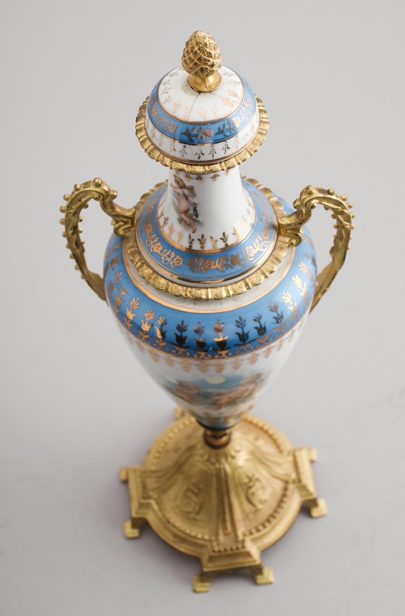 LOCKURNA, porslin och mässing, 1900-talets mitt.