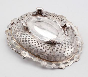 BRÖDKORG, silver, märkt Schott 13, Frankfurt, 1900-talets första hälft. Vikt ca 358 gram.