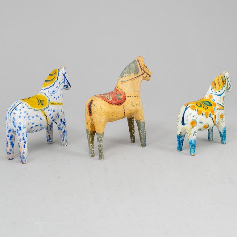 Five painted dalahästar, early 20th century.