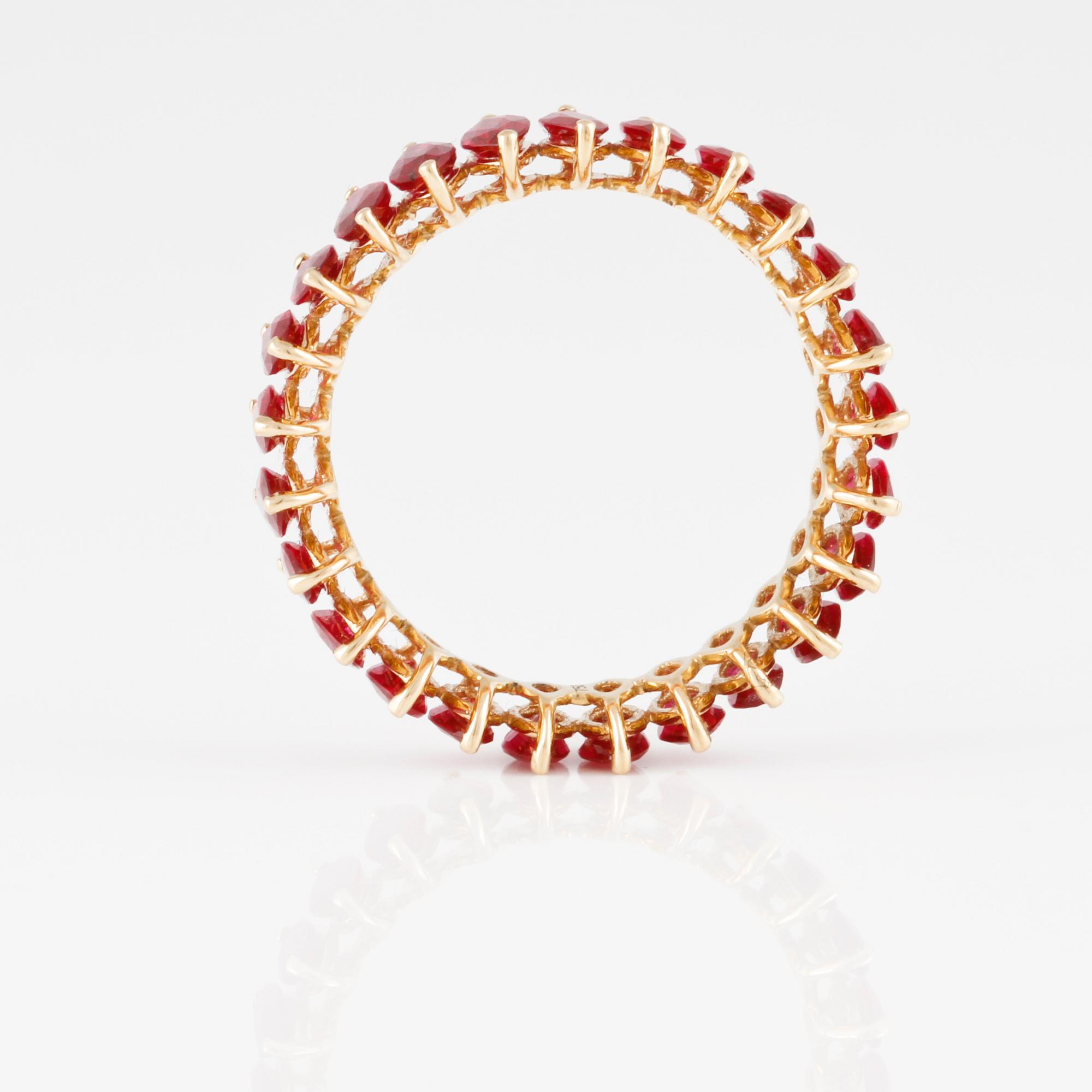 RING, 18K guld med navetteslipade rubiner ca 3,30 ct. Vikt 2,6 gram.