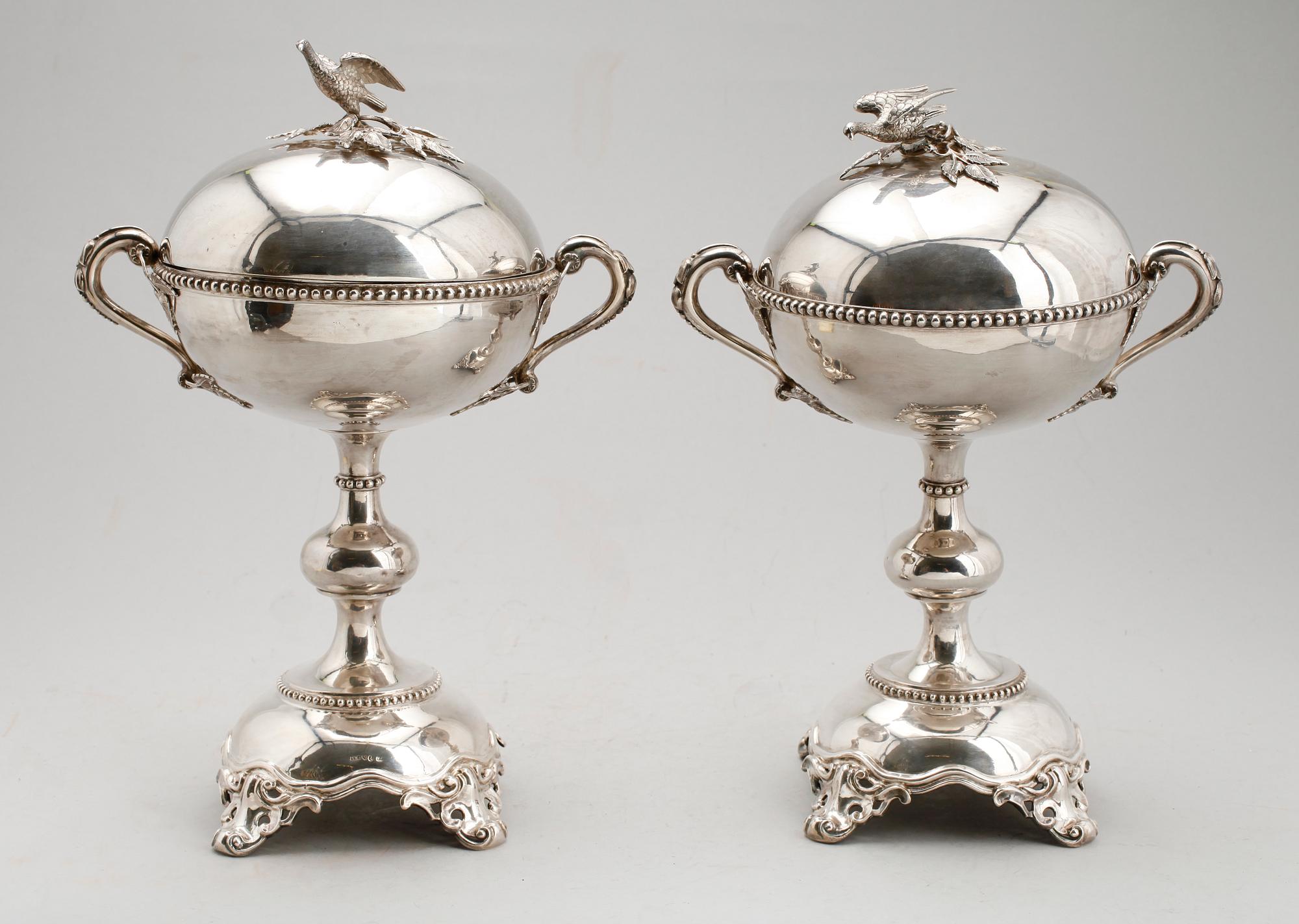STRÖSOCKERSKÅLAR, 1 par, silver, Gustaf Möllenborg, Stockholm 1891. Vikt ca 1597 g.