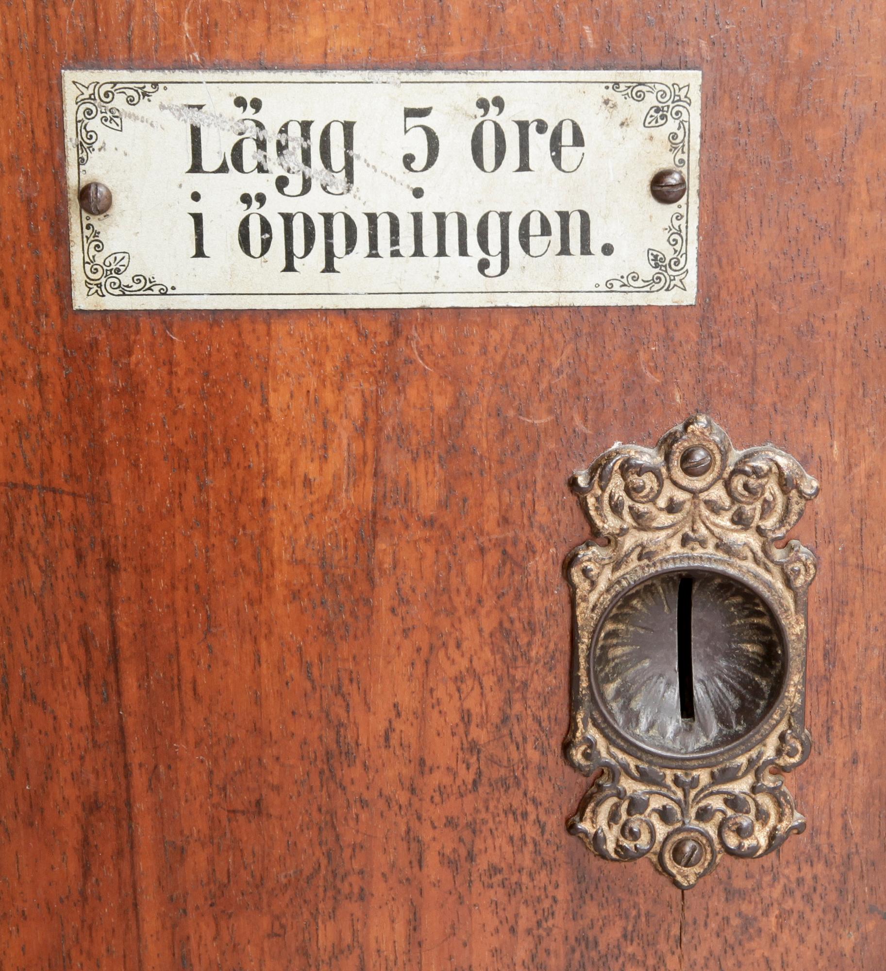 POLYPHON MUSIKAUTOMAT, med klocka, nyrenässans, omkring 1900.