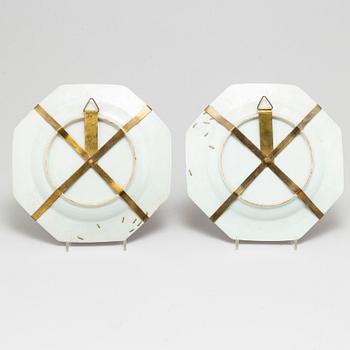 A pair of famille rose export porcelain plates, Qing dynasty, Qianlong (1736-95).