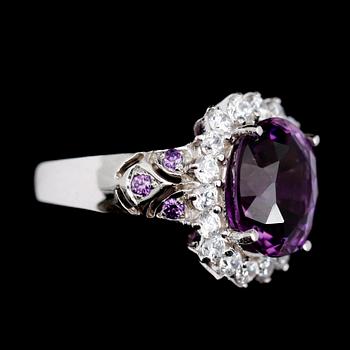 RING, silver, ametist ca 4.75 ct, samt vita zirkoner.