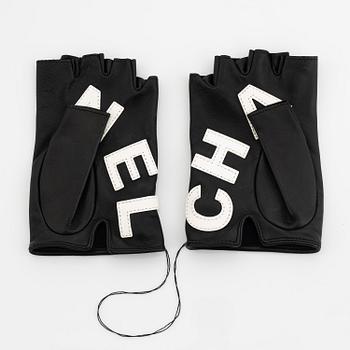Chanel, a pair of black leather gloves, size 7.