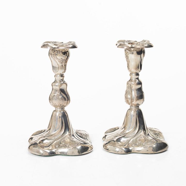 Ljusstakar, ett par, silver, rokokostil, Thorvald Marthinsen Sølvvarefabrik, Tönsberg, Norge, 1900-tal.