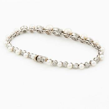 Bracelet/necklace platinum and 18K white gold with pearls and old-cut diamonds. Likely from the 1930s.