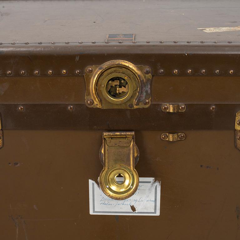 A suitcase, The Oshkosh Trunk, Company, Wisconsin, USA, early 20th Century.