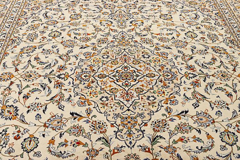 A Kashan carpet, c. 388 x 285 cm.