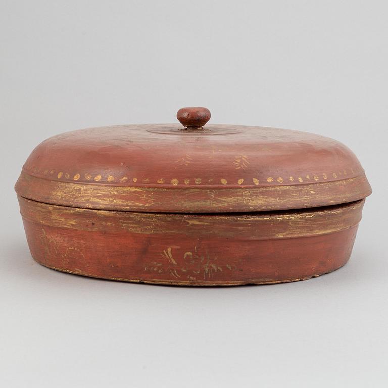 A red lacquered wooden box with cover, 20th century.