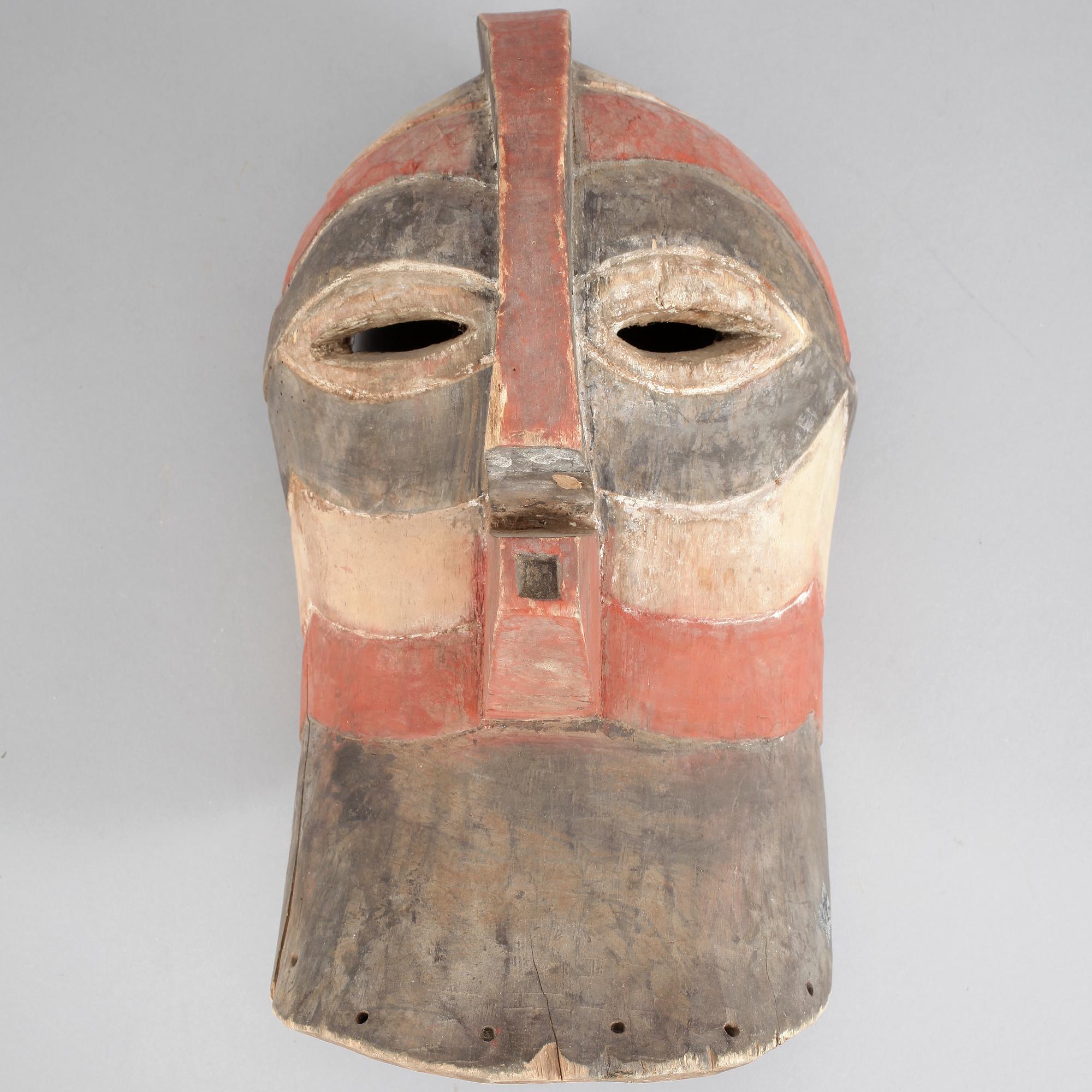 MASK, skuret trä, Afrika, omkring 1900-talets mitt.