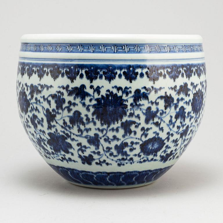 A blue and white pot and vase, Qing dynasty, late 19th century.