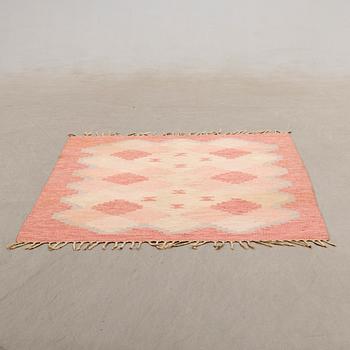 Matta rölakan signerad ILS ca 204x135 cm.