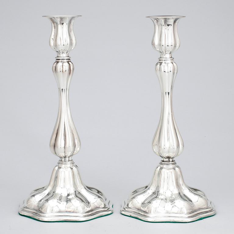 LJUSSTAKAR, ett par, silver, Rokoko, CG Hallberg. Tot vikt 418 gram.