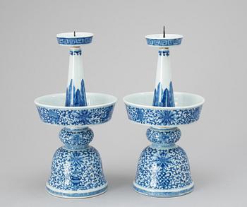 A pair of blue and white kandelsticks. Qing dynasty (1644-1912).