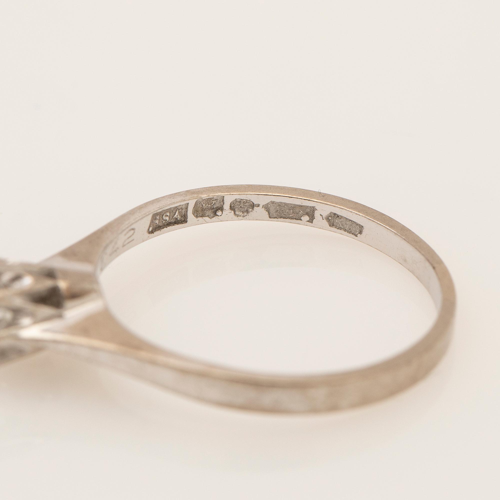 Ring, 18K vitguld med briljantslipad diamant.