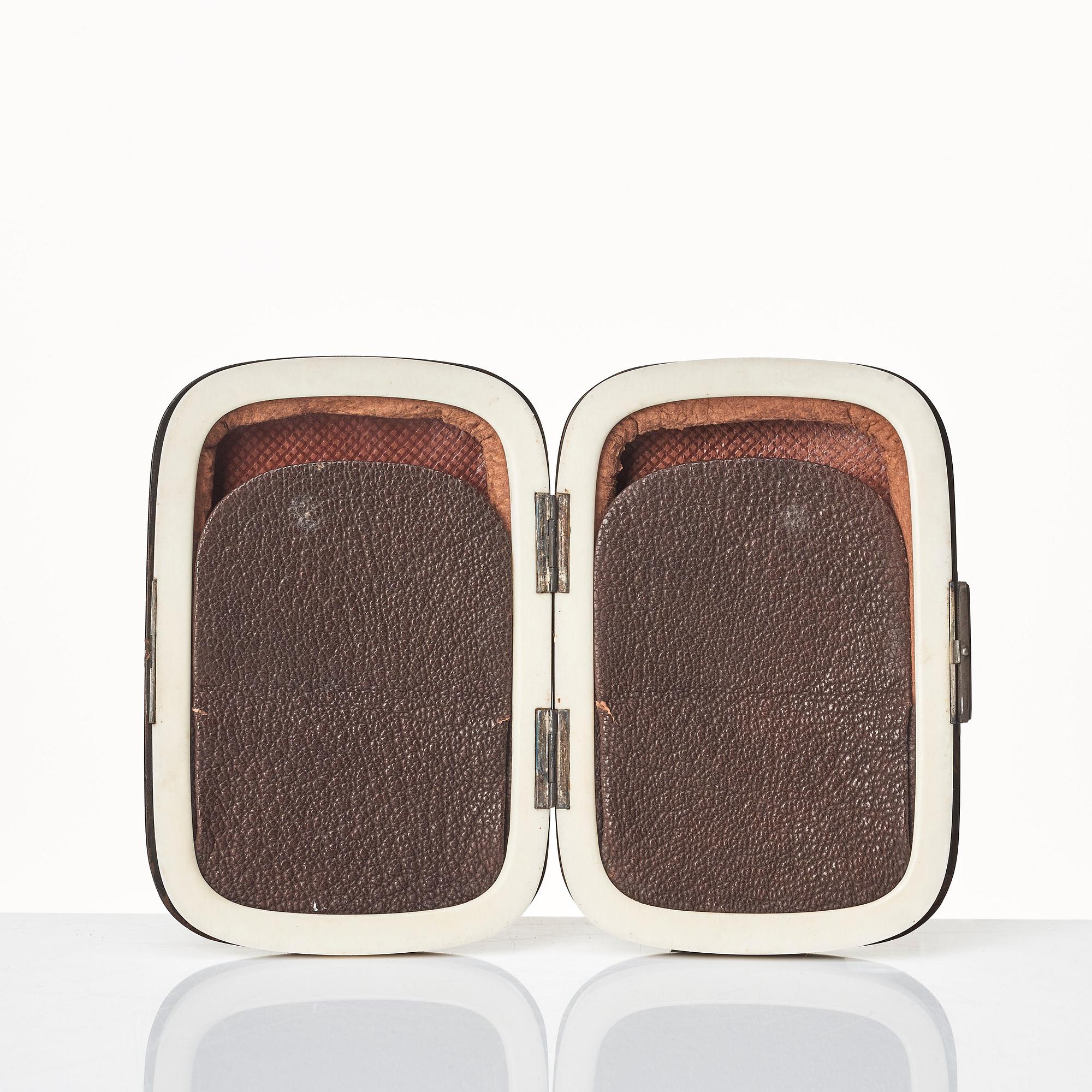 An elegant lacquer cigarett case with inlays of malachite, mother of pearl, and stone, circa 1900.