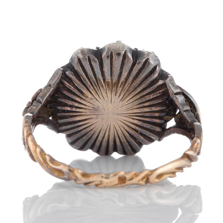 Ring med rosenslipade diamanter.