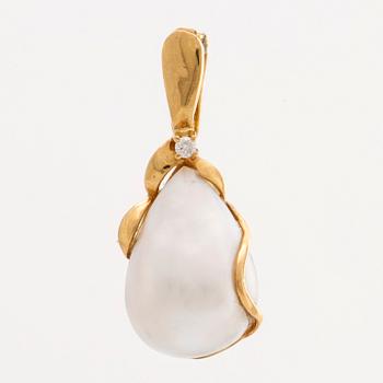 PENDANT 18K gold 1 mabépearl and 1 brilliant-cut diamond approx 0,03 ct.