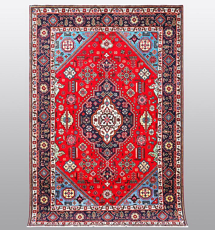 A carpet, Tabriz, ca 298 x 198 cm.