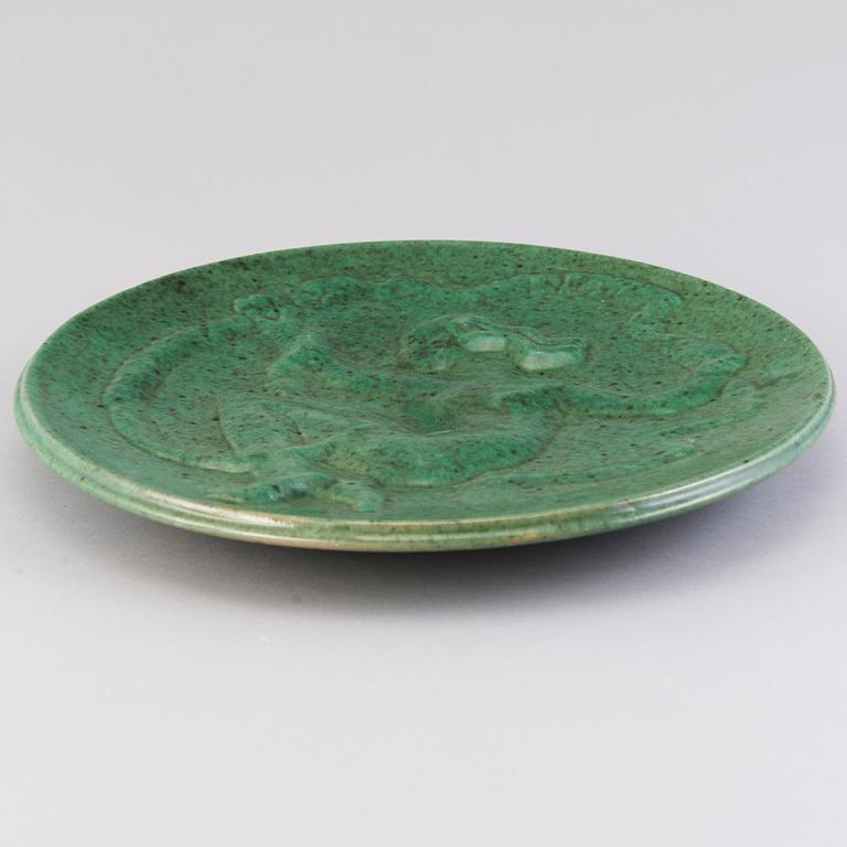 WÄINÖ AALTONEN, a mid 20th century red clay decorative dish.