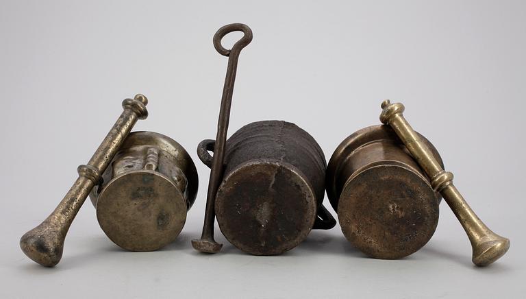 MORTLAR, mässing  och gjutjärn, 3 st, 1600/1700-tal.