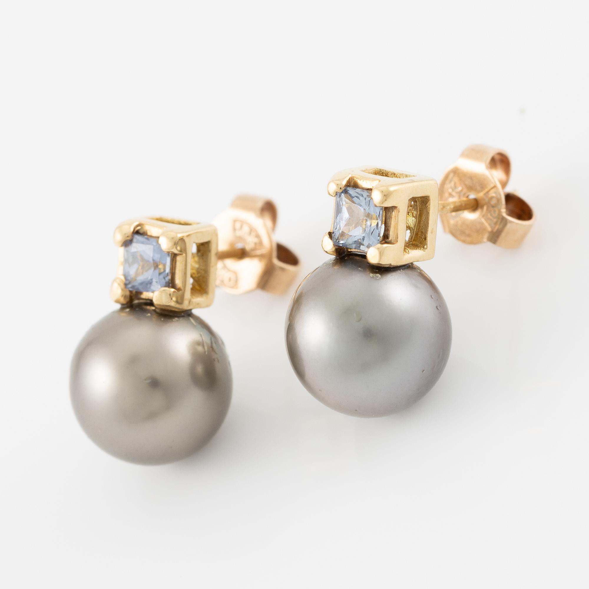 Earrings, 18K gold with cultured pearls.
