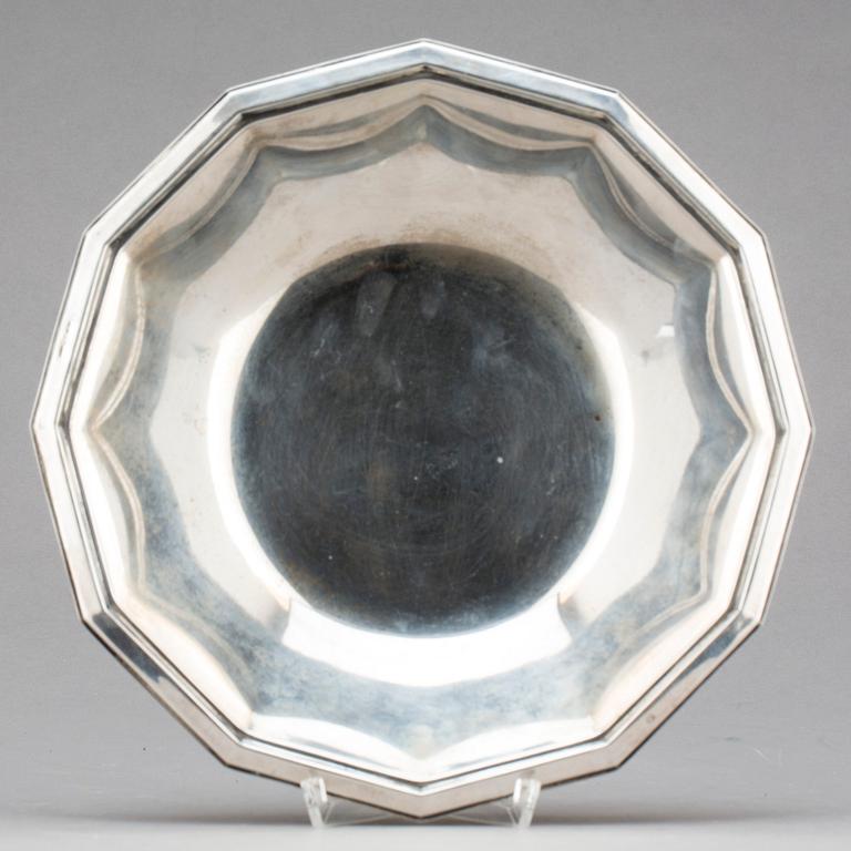 SKÅL, silver, Svenska importstämplar, 1933. Vikt ca 383 g.