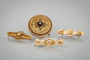 BROSCHER, 4 st. Låghaltigt guld. Bla. England sent 1800-tal. vikt tot 22 g.