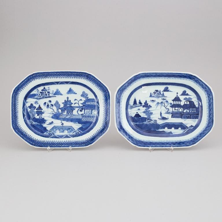 Two blue and white serving dishes, Qing dynasty, 19th Century.