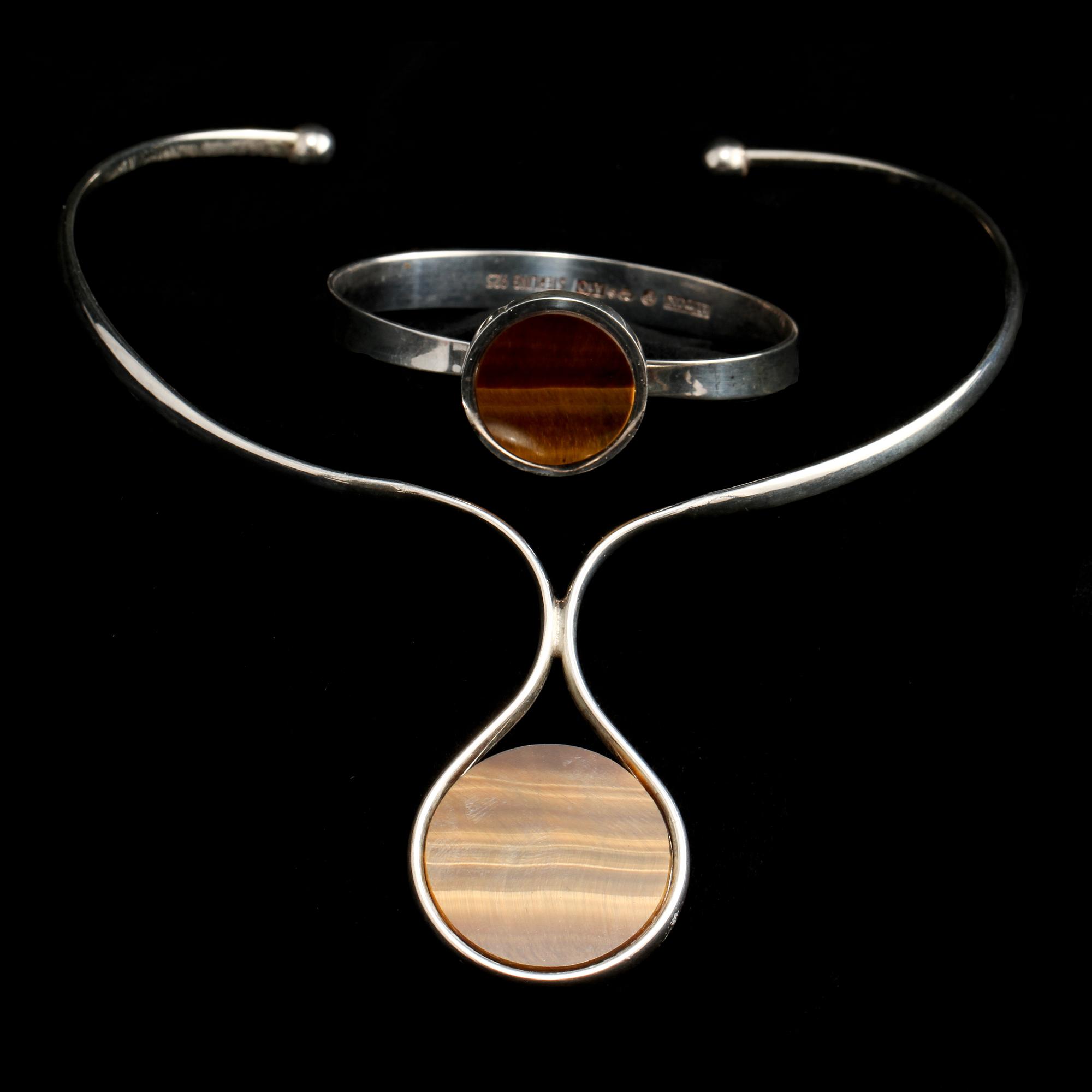 COLLIER samt ARMRING, sterlingsilver och slipat tigeröga, Per Dåvik för Alton, Falköping, 1975. Vikt 72 g.