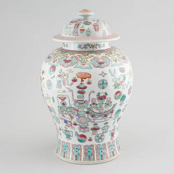 A 20th century chinese urn.