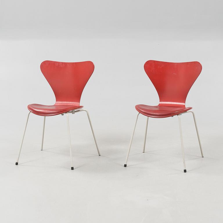 A pair of "Seven" chairs, designed by Arne Jacobsen for Fritz Hansen, 1995.