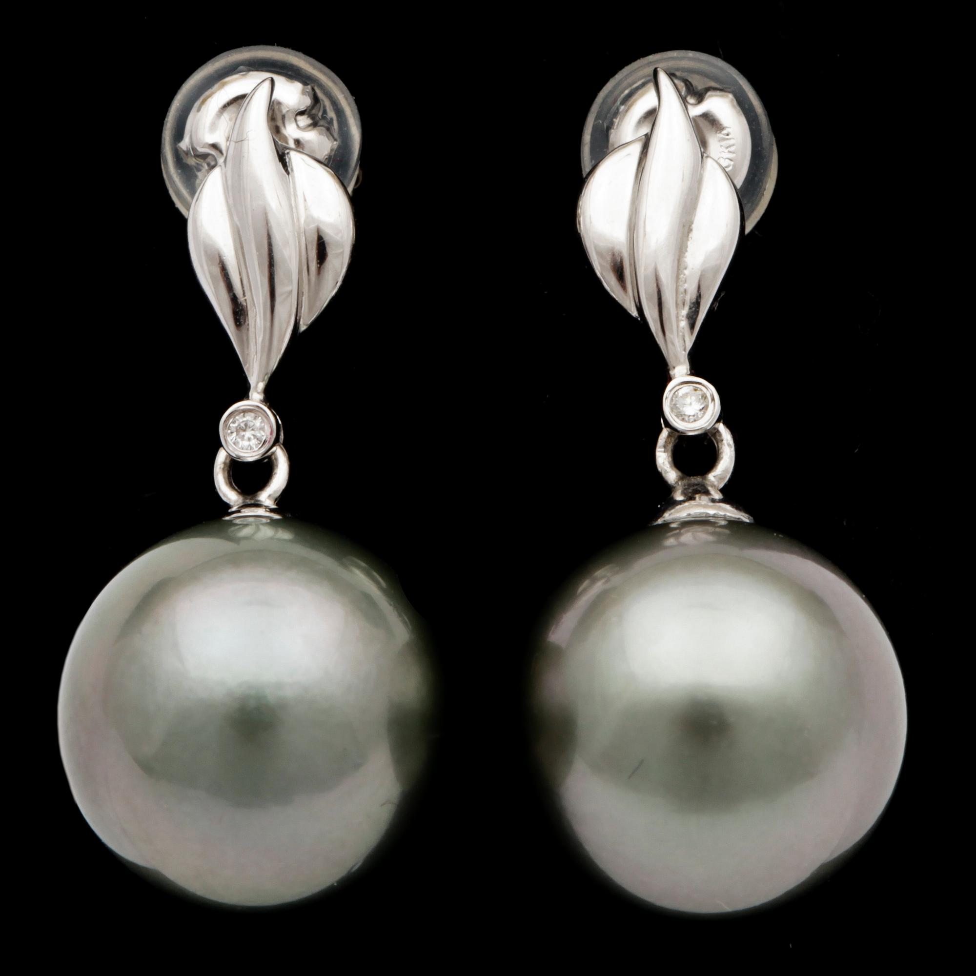 A pair of cultured Tahiti pearl, 11,9 mm, and small diamond earrings.