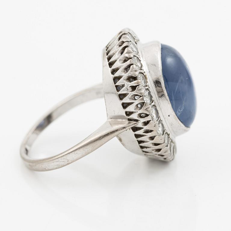 Ring, cocktailring 18K vitguld med cabochonslipad safir och briljantslipade diamanter.