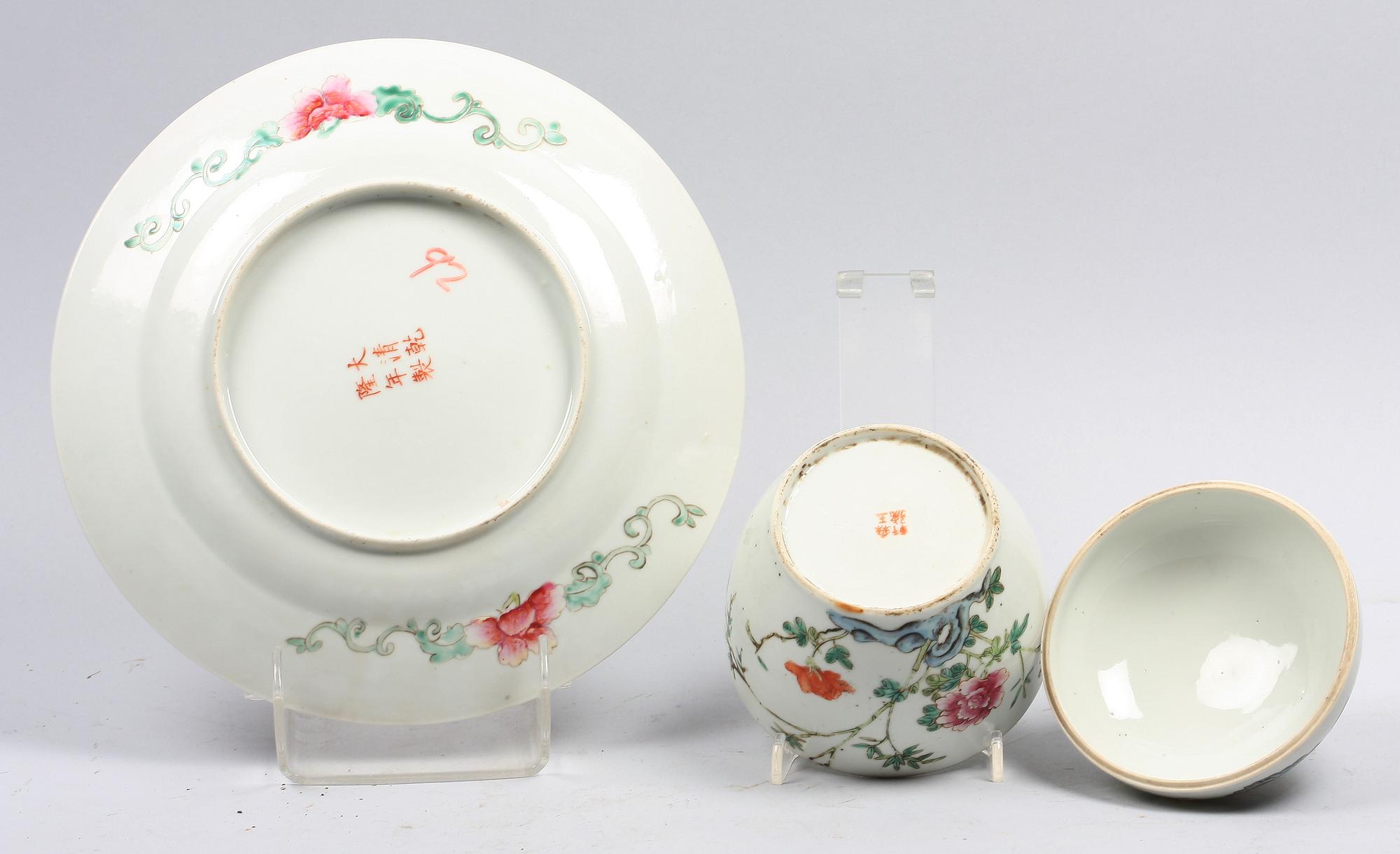 DOSA MED LOCK samt TALLRIKAR, 4 st, porslin, Kina,  1900-talets början.