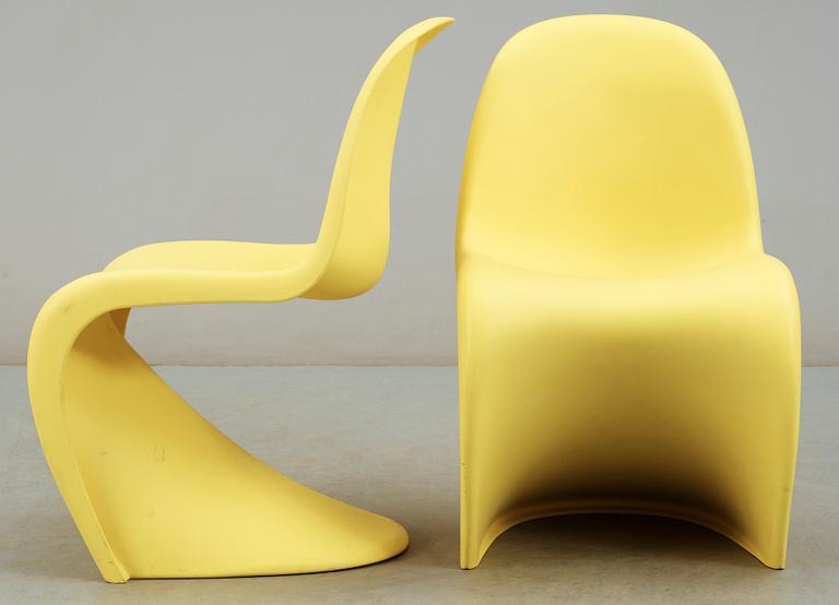 STOLAR, ett par, "Panton chair", Verner Panton för Vitra, formgivna 1960.