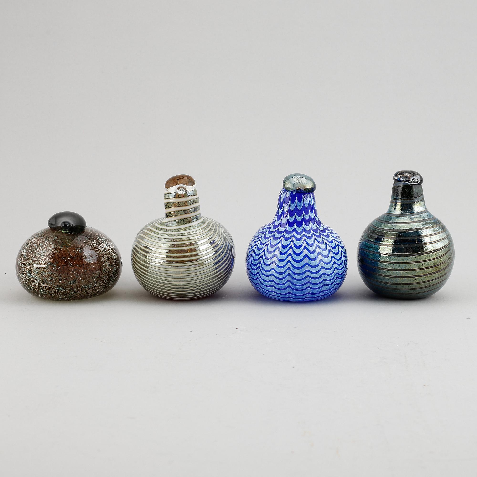 Oiva Toikka, a mixed lot of four glass sculpture birds, signed, Nuutajärvi, Finland.