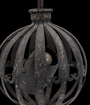 TAKLAMPA, smidesjärn, 1900-talets första del. Höjd ca 129 cm.