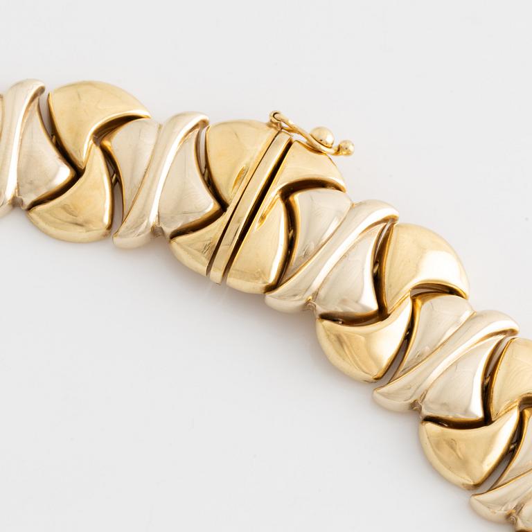 An 18K two coloured gold necklace.