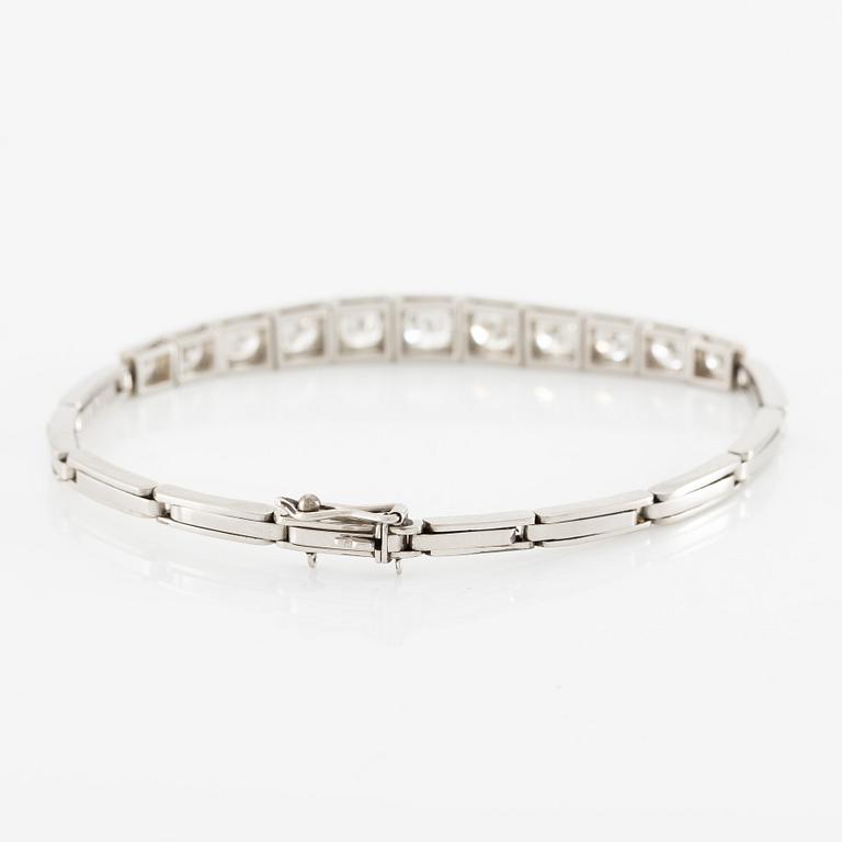 Bracelet, platinum with eleven brilliant-cut diamonds.