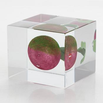 Oiva Toikka, a glass cube, signed Oiva Toikka Nuutajärvi 1995, 170/500.