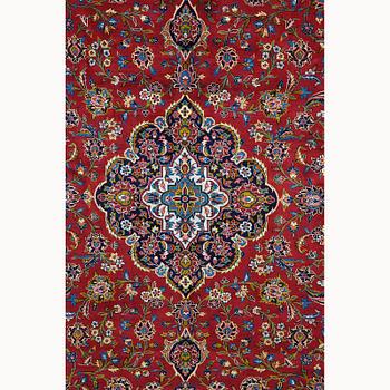 A signed Kashan carpet, ca 418 x 297 cm.