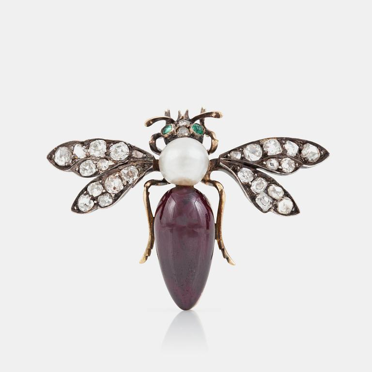 BROSCH med gammalslipade diamanter, smaragder, granat och troligen äkta pärla i form av en fluga. Sent 1800-tal.