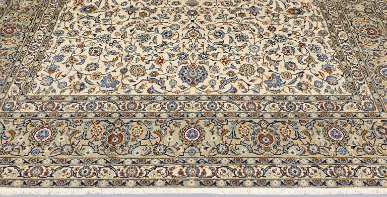 A Keshan carpet, approx. 385 x 270 cm.