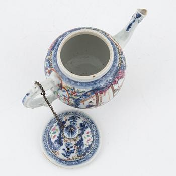 A porcelain teapot, Qing dynasty, around 1800.