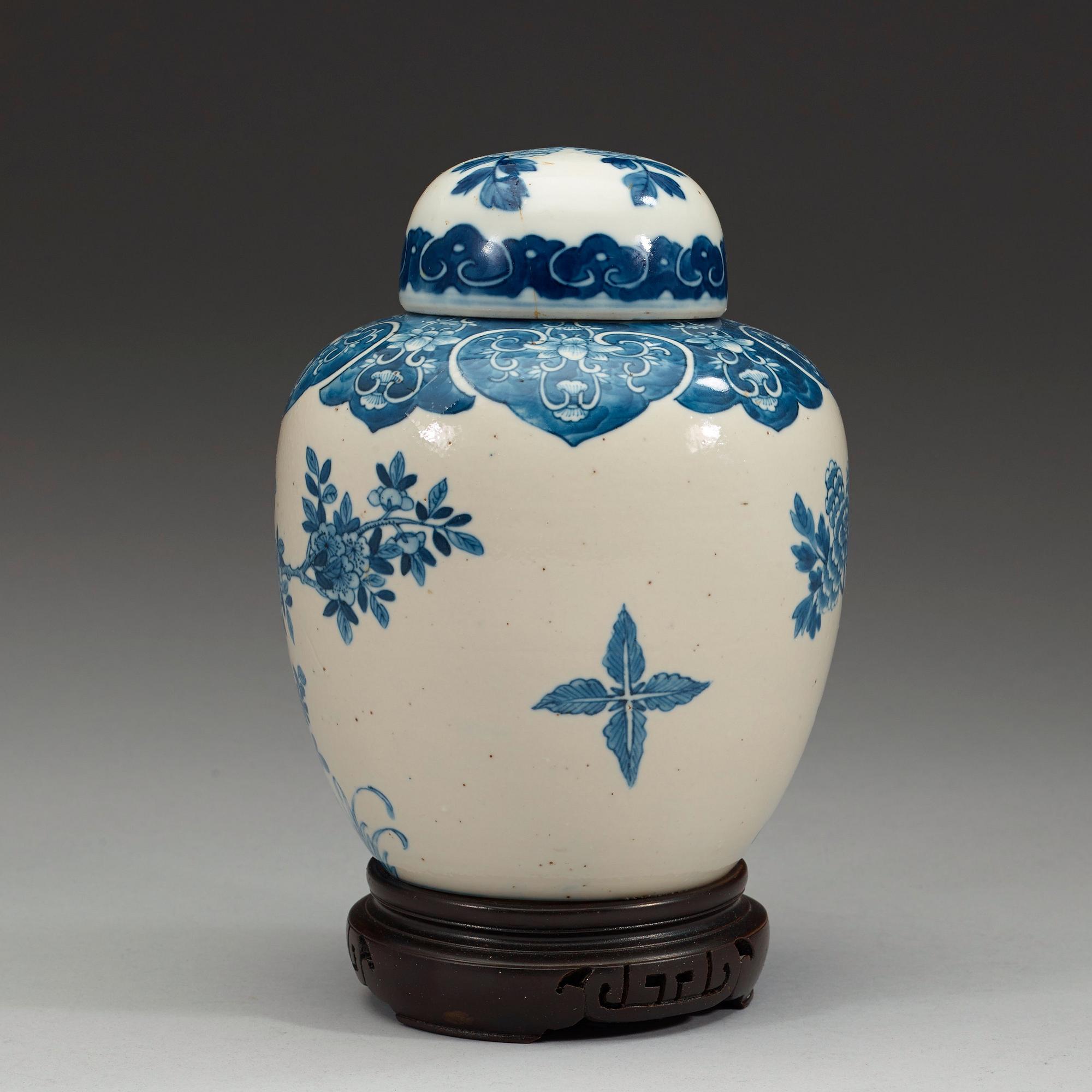 BOJAN, porslin. Qing dynastin, 1800-tal, med Kangxis sex karaktärer i underglasyrblått.