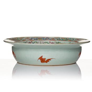 A large famille rose basin, Qing dynasty, 19th Century.