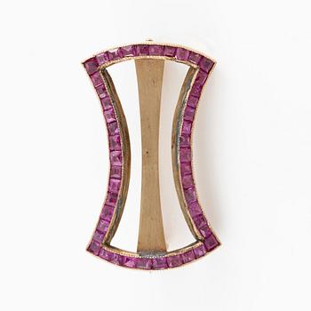 Två broscher 18K guld med pärlor och rosa stenar.